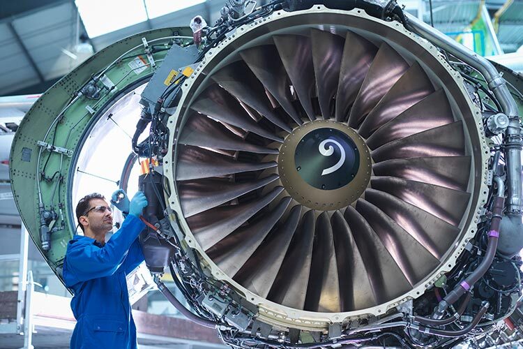Motores a reacción industriales con turbinas grandes y tuberías metálicas en un taller de mantenimiento Synergy Mechatronics.